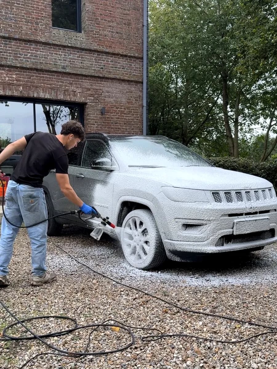 Maxence, fondateur de Bulle de Propre, en plein prélavage d'un SUV à domicile