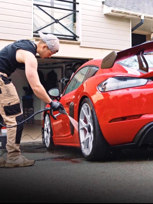 Maxence, fondateur de Bulle de Propre, au travail sur une Porsche à domicile