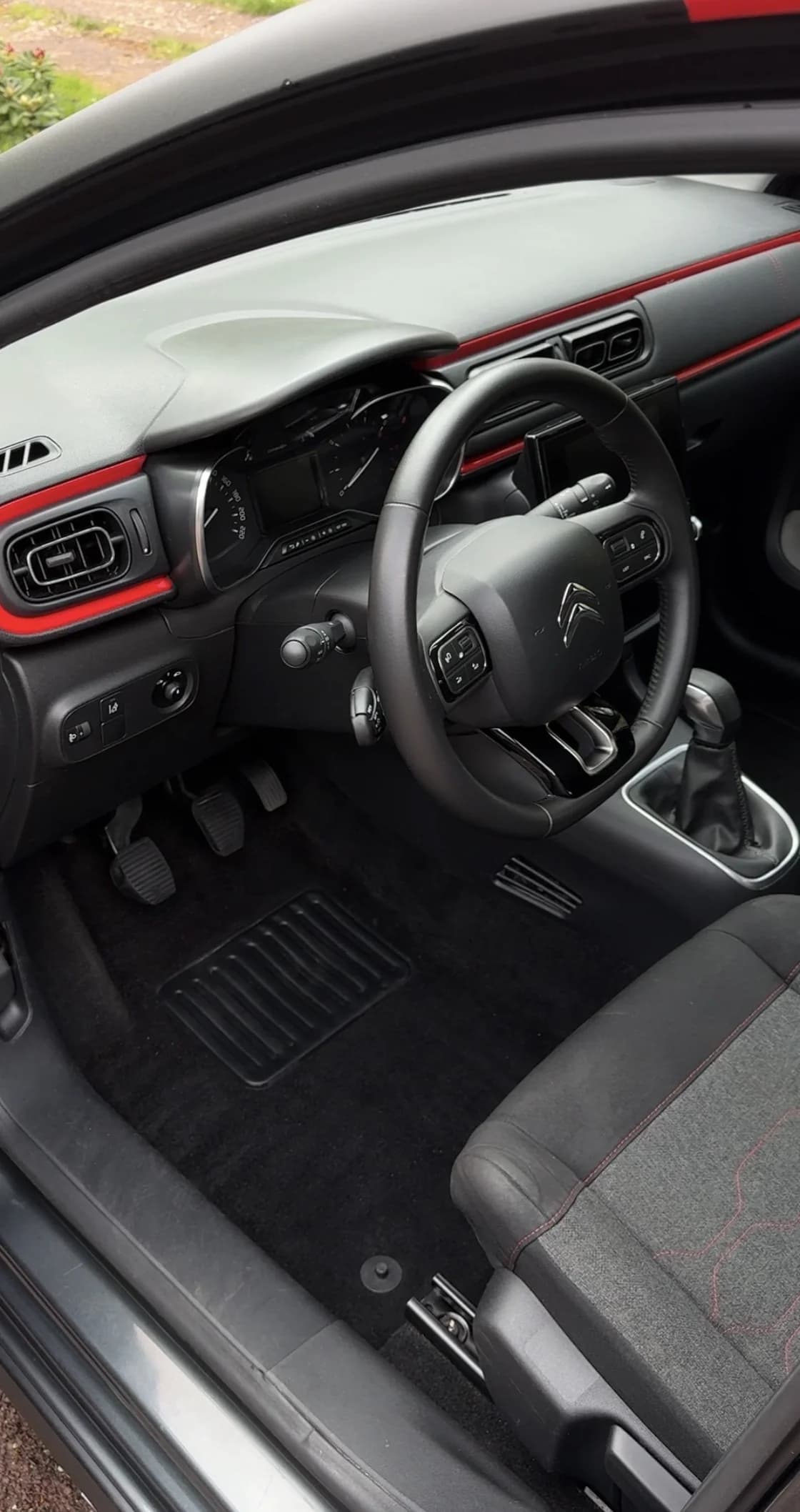 Habitacle et plancher d'une Citroën C3 impeccables après un nettoyage complet Bulle de Propre