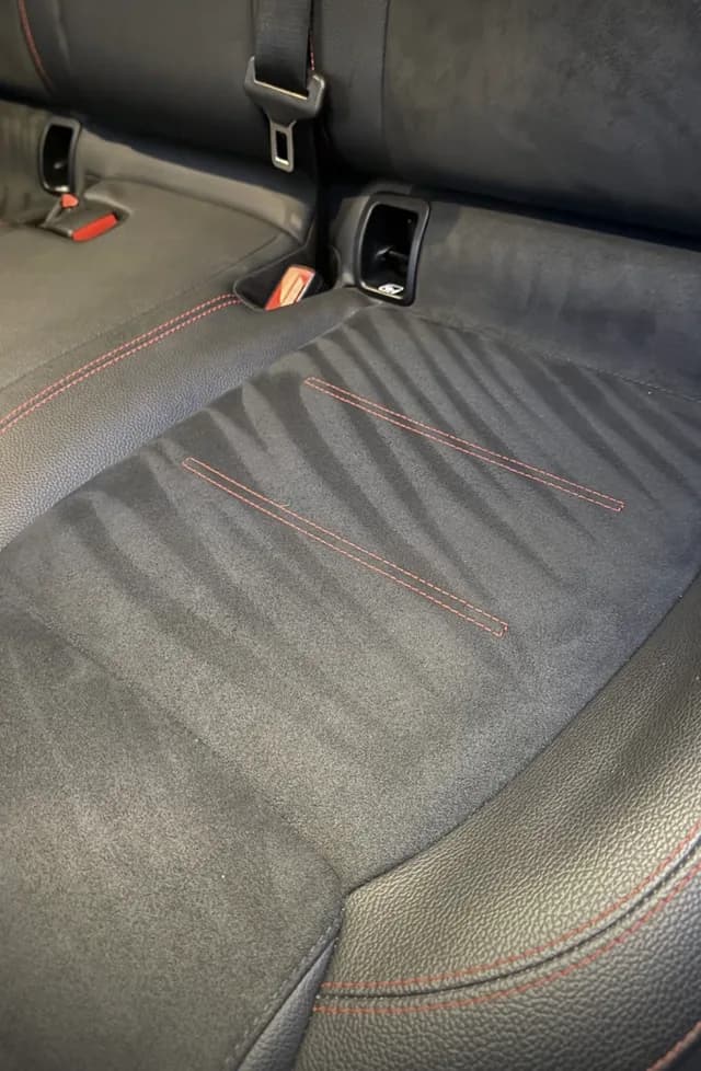 Banquette arrière en tissu impeccable après un nettoyage complet Bulle de Propre